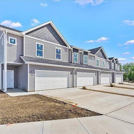 Central Cedar Falls New Construction Townhome! 외부 사진