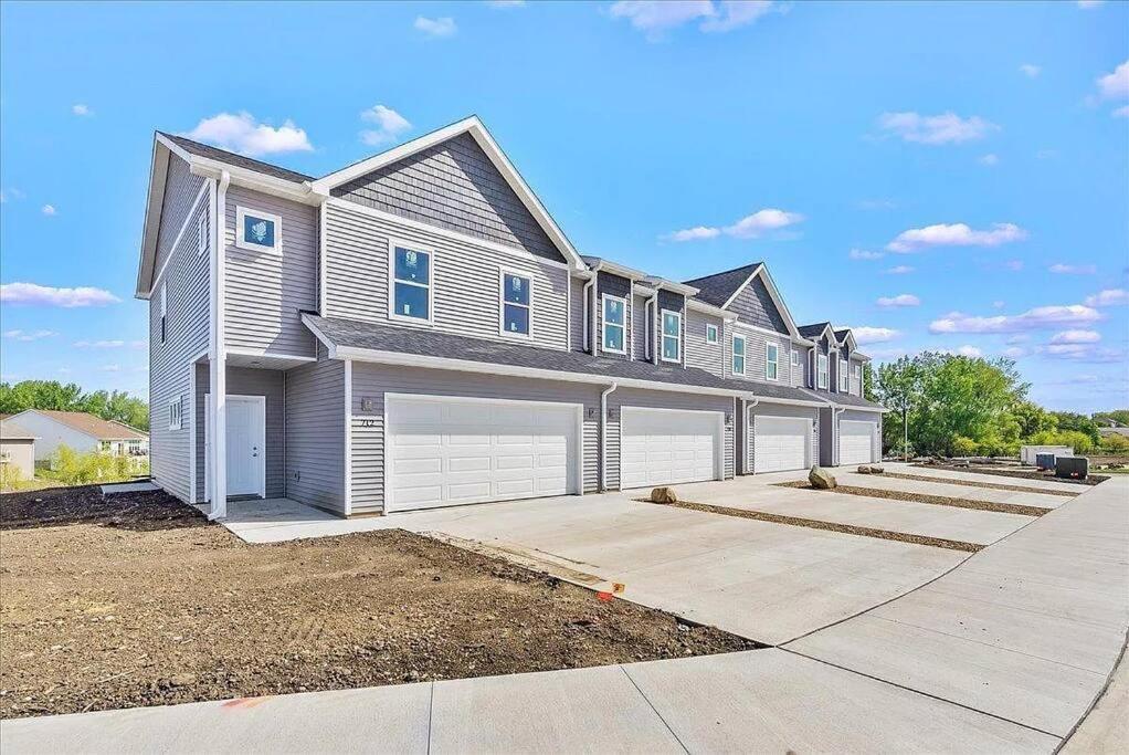 Central Cedar Falls New Construction Townhome! 외부 사진