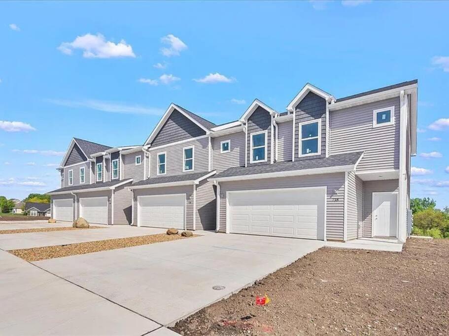 Central Cedar Falls New Construction Townhome! 외부 사진