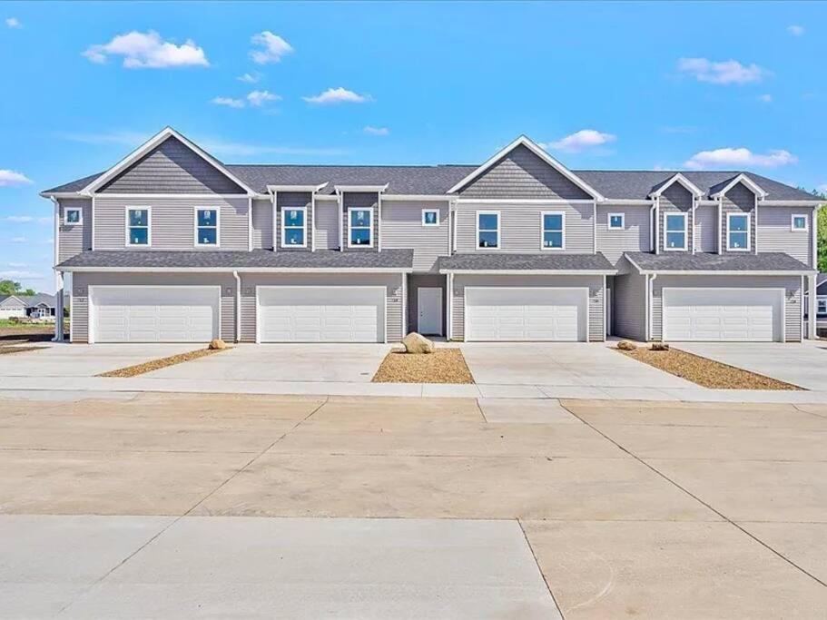 Central Cedar Falls New Construction Townhome! 외부 사진